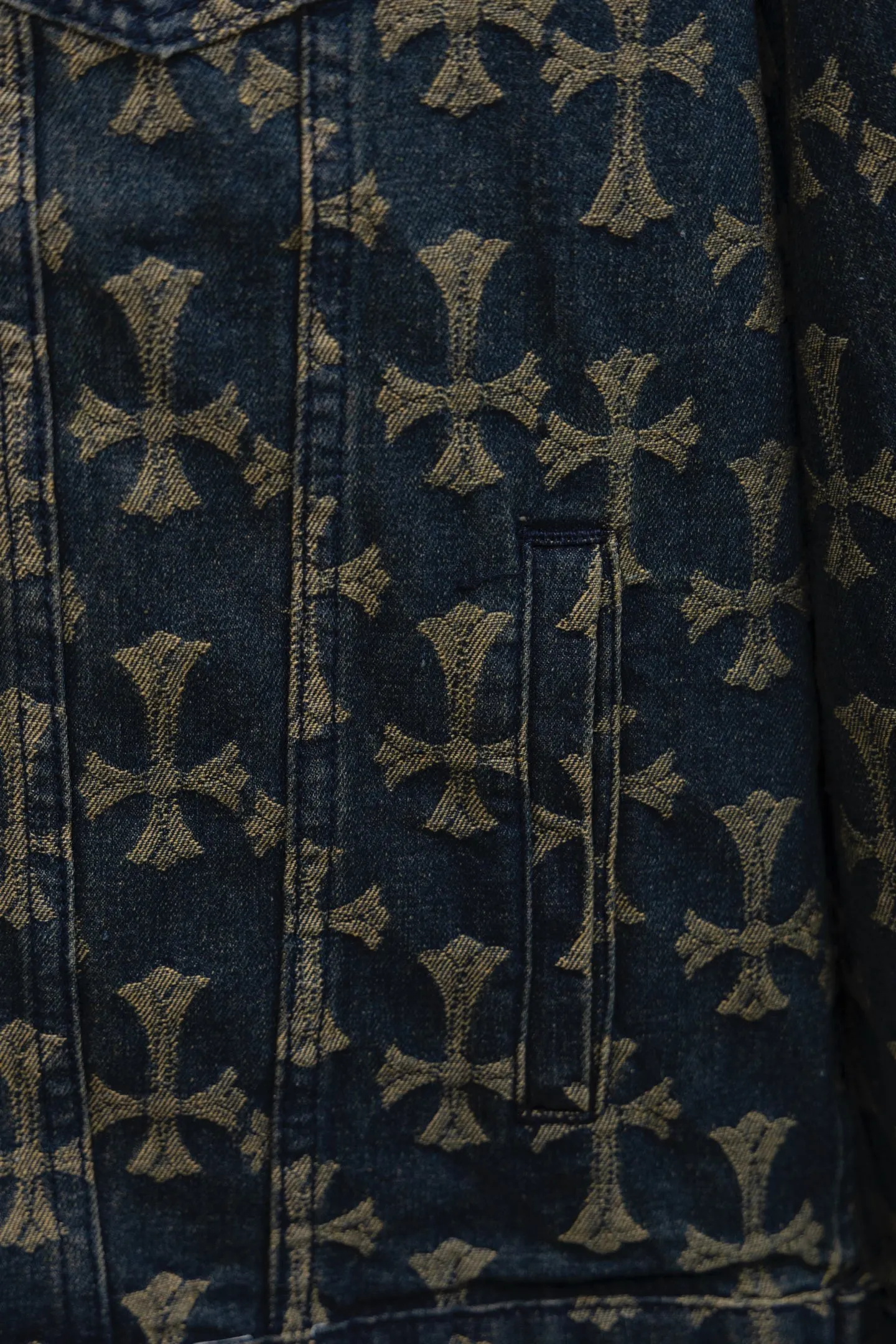 P240 Chrome Hearts CH Chrome Hearts double-sided all-over LOGO jacquard dark pattern heavy-duty denim jacket jeans denim suit same style as the Internet celebrity star's cross-printed denim jacket jeans, the unique cross design element plus all-over printing, full of design sense. It is made of 100% denim cotton fabric with heavy coarse yarn count, which ensures a stiff and tough silhouette while being soft, comfortable and breathable. The lapel is designed with silver buttons and is full of texture. The classic white cross logo is all over the dress, making it a perfect versatile style for spring and summer! Customized jacquard fabric, you can wear it in various styles. This gender-neutral shirt is a must-have for nightclubs. It can be worn as a jacket for both men and women. It can be easily worn by both men and women! The original loose version is made of high-quality pure cotton fabrics. The fabric pattern is high-definition and delicate without burrs. It is comfortable and breathable to wear. All the buttons are molded and customized. It is casual and fashionable and can be matched with any bottoms. It can be windproof and sunproof in spring and summer. It can be worn outside in autumn and winter! Easily concave shape makes you look slimmer and taller, perfect for both men and women! Color: Black Blue Size: Jacket S-XL Pants 28-36